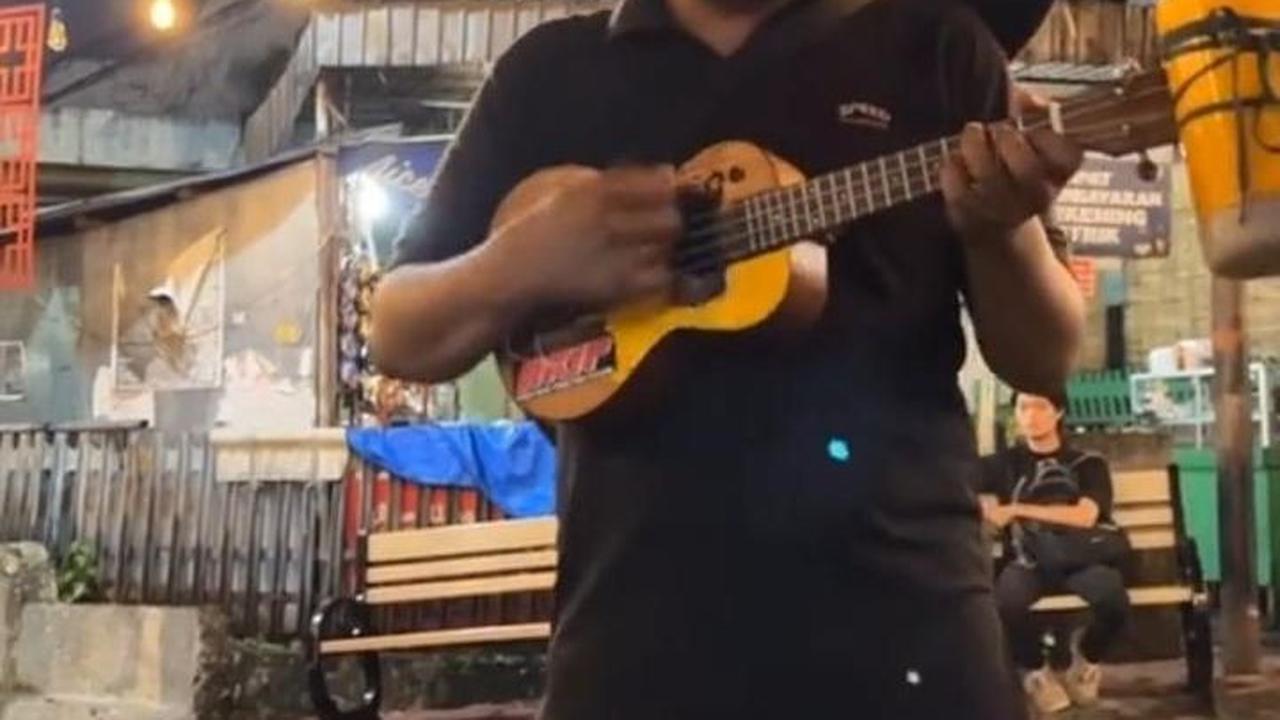 Di awal, wanita yang baru selesai makan mie ayam ini mengabadikan momen seorang pengamen yang bernyanyi di dekat mereka. Bukan tanpa alasan, rupanya ia melakukan ini karena pacarnya diroasting oleh pengamen tersebut.