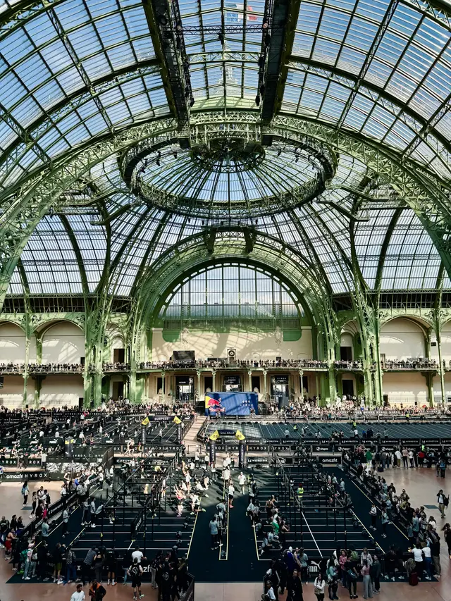 Ilustrasi suasana kompetisi HYROX di Paris yang memperlihatkan arena dan peserta secara keseluruhan.