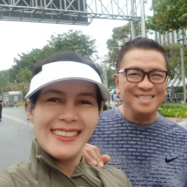 Satu Dekade Bersama, Ini 6 Potret Harmonis Helmy Yahya dan Istri