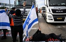 Ban Truk Disayat-sayat, Aktivis Israel Blokir Bantuan Kemanusiaan ke Gaza