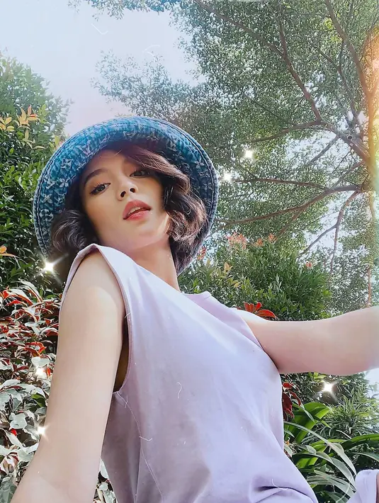 Selain tampil di layar kaca, Asha Assuncao kerap jalani pemotretan sebagai model. Beberapa kali ia pun unggah hasil pemotretannya dalam media sosial Instagram. Penampilannya yang stylish membuatnya banyak dipuji oleh penggemar. (Liputan6.com/IG/@asha.assuncao)