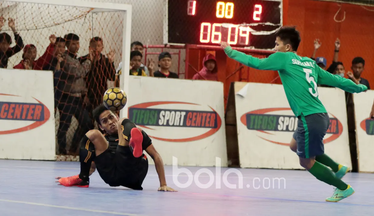 Pemain Timnas Futsal Indonesia, Septiyan (kanan) mencoba merebut bola dari pemain Blacksteel Manokwari pada laga uji coba jelang AFF Championship 2017 Thailand di Tifosi Sport Center, Selasa (16/1/2016). (Bola.com/Nicklas Hanoatubun)