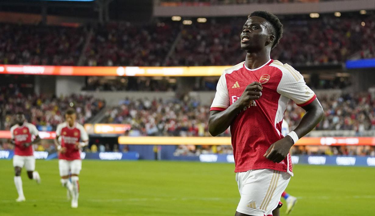 Pemain Arsenal, Bukayo Saka, melakukan selebrasi setelah mencetak gol ke gawang Barcelona dalam laga pramusim di Stadion SoFi, Inglewood, California, Kamis (27/7/2023). Arsenal menang dengan skor 5-3 atas Barcelona. (AP Photo/Ashley Landis)