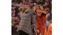 Pemain Liverpool, Dejan Lovren (kanan), menyumbangkan satu gol saat timnya mengalahkan Borussia Dortmund pada perempat final Liga Europa di Stadion Anfield, Liverpool, (14/4/2016). (AFP/Oli Scarff)