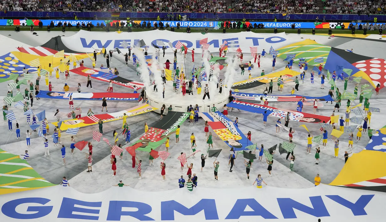 Sejumlah penari tampil dalam upacara pembukaan Euro 2024 yang berlangsung di Allianz Arena, Munchen, Jerman, Sabtu (15/06/2024) WIB. (AP Photo/Sergei Grits)