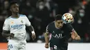 Penyerang Real Madrid Vinicius Junior berebut bola dengan bek Paris Saint Germain (PSG) Achraf Hakimi pada leg pertama babak 16 besar Liga Champions di Stadion Parc des Princes, Rabu dini hari WIB (16/2/2022). PSG susah payah kalahkan Real Madrid 1-0. (AP Photo/Thibault Camus)