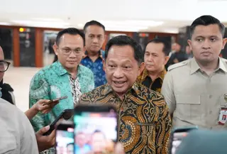 Menteri Dalam Negeri (Mendagri) Muhammad Tito Karnavian menegaskan pemerintah terus membahas penataan status Pegawai Pemerintah dengan Perjanjian Kerja (PPPK), baik paruh waktu maupun penuh waktu.