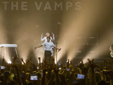 Aksi grup band asal Inggris, The Vamps saat tampil dalam konser bertajuk 'The Vamps Four Corners Tour 2019' di Jakarta, Rabu (14/8/2019). The Vamps tampil dengan membawakan sejumlah lagu hits mereka di antaranya All Night, All the Lies, dan Missing You. (Liputan6.com/Faizal Fanani)