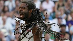 Penampilan petenis Jerman, Dustin Brown, saat mengalahkan Rafael Nadal dalam Turnamen Tenis Wimbledon di London, Inggris. (2/7/2015). (Reuters/Stefan Wermuth)