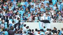 Emanuel Balbo didorong dari tribun oleh penonton lain saat menyaksikan pertandingan antara tim Belgrano dengan Talleres di Stadion Belgrano, Argentina, 15 April 2017. Balbo tewas setelah sempat dirawat selama dua hari di rumah sakit (NICOLAS AGUILERA/AFP)