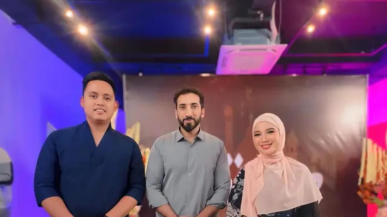 7 Model Baju Batik Hijab Kekinian Chaca Frederica, Inspirasi Gaya Modis Wanita 35 Tahun