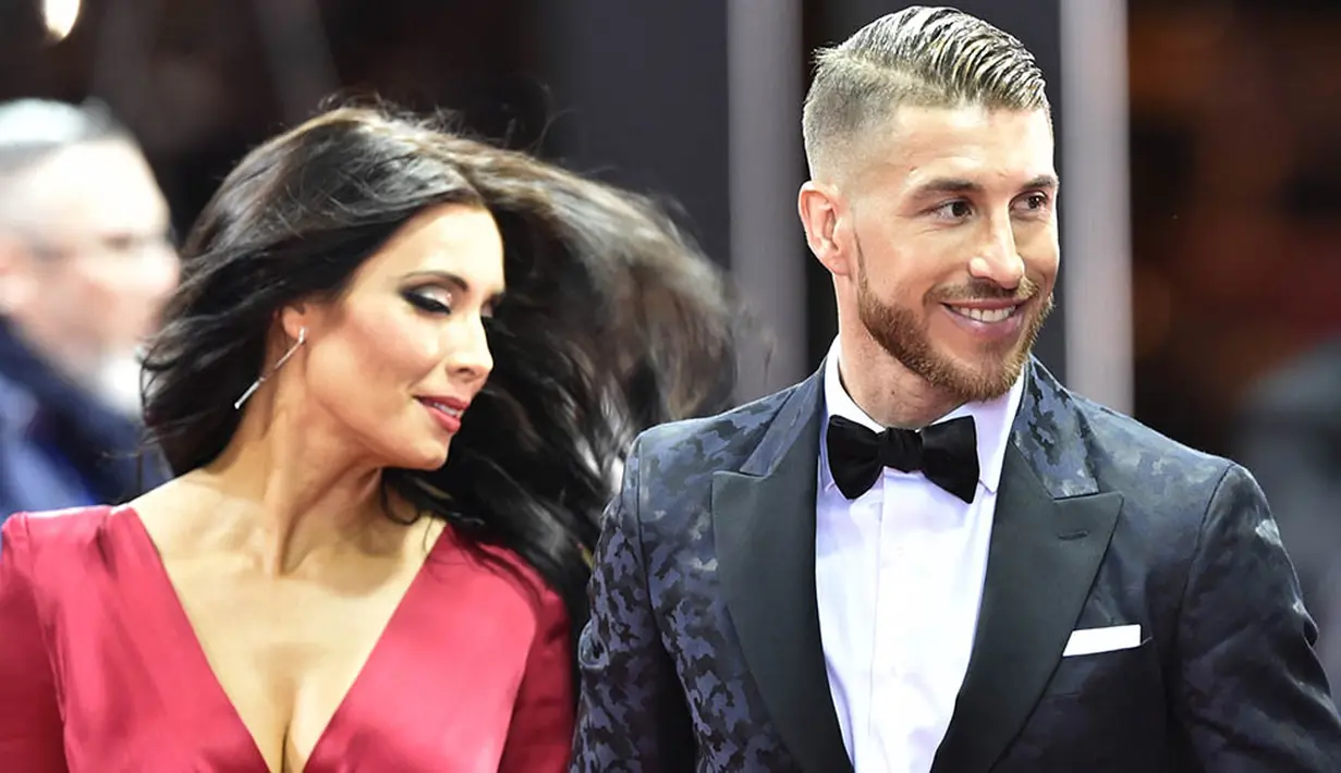 Bek Real Madrid, Sergio Ramos, didampingi sang istri, Pilar Rubio, menghadiri acara FIFA Ballon d'Or 2015 di Zurich, Swiss, Senin (11/1/2016). (AFP/Michael Buholzer)