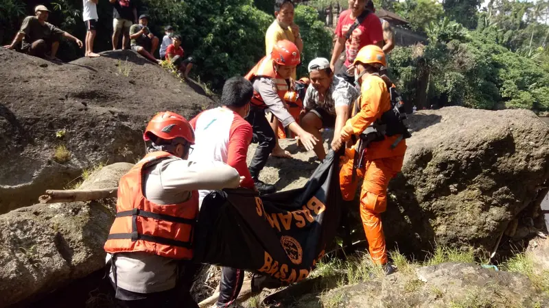 Basarnas Bali Evakuasi I Nyoman Sueni yang Terjatuh di Sungai Ayung