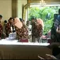 Seluruh petugas KPPS TPS 12 Panembahan, Kecamatan Kraton, Kota Yogyakarta menggunakan pakaian adat khas Yogyakarta,  Rabu (14/02/2024). Para petugas pria menggunakan surjan bermotif kembang khas Yogyakarta dengan jarik dan blangkon.