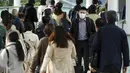 Sebuah lorong stasiun penuh sesak dengan penumpang yang mengenakan masker selama jam sibuk di Stasiun Shinagawa di Tokyo, Senin (22/3/2021). Perdana Menteri Jepang Yoshihide Suga pada Senin mencabut keadaan darurat virus corona di Tokyo dan tiga prefektur lainnya yang tersisa. (AP Photo/Eugene Hoshi