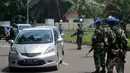 Arus lalu lintas di sekitar lokasi eksekusi lahan di kompleks TNI AL, Boulevard, Kelapa Gading, Jakarta, dialihkan. Tampak beberapa personel TNI AL mengatur arus lalu lintas, Rabu (14/1/2015). (Liputan6.com/Johan Tallo)