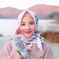 Seiring perkembangan zaman, para wanita berhijab semakin terlihat tampil modis. Seperti halnya Natasha Rizky yang pandai memadukan hijab dengan berbagai jenis busana. Terlebih, ia pun gemar memakai hjab persegi. (Instagram/natasharizkynew)