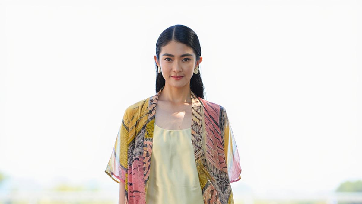 7 Outer Batik Panjang dengan Dress Polos untuk Kondangan Outdoor 2025