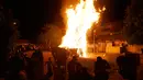 Suasana saat ribuan Yahudi ultra ortodoks antizionis berkumpul dekat api unggun di Yerusalem ultra-Ortodoks Mea Shearim, Rabu (2/5). Bar Yochai dihormati sebagai salah satu dari orang bijak Yahudi yang hebat. (MENAHEM KAHANA / AFP)