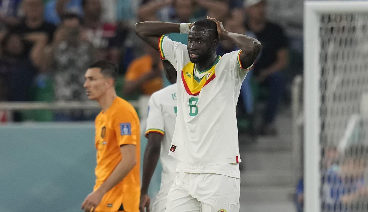Cheikhou Kouyate (kanan) sudah cukup berpengalaman main di Liga Inggris bersama Nottingham Forest. Hal tersebut tak mengherankan jika Aliou Cisse memboyong Kouyate keQatar untuk mengawal lini tengah Timnas Senegal. (AP Photo/Ricardo Mazalan)