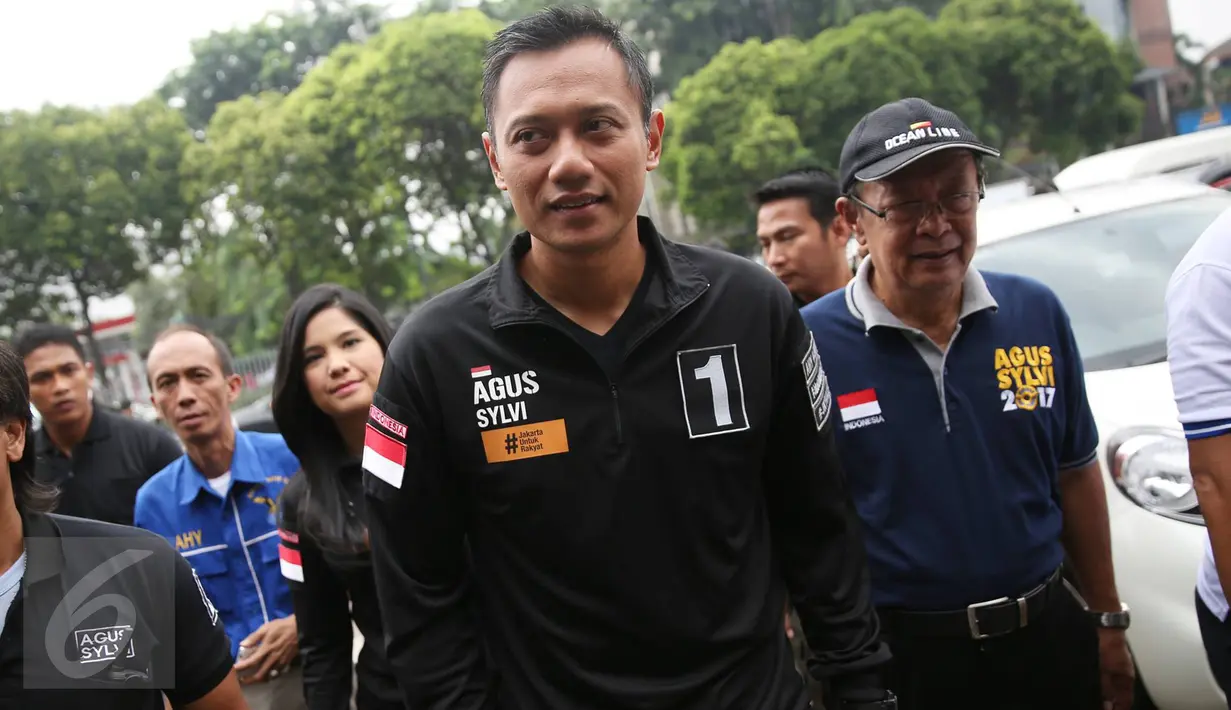 Cagub DKI Jakarta Agus H Yudhoyono tiba untuk kampanye di hadapan pensiunan PNS Dinas Pendidikan Dasar DKI Jakarta, Selasa (29/11). Para eks PNS DKI tersebut merupakan mantan anak buah calon wakil Agus, Sylviana Murni. (Liputan6.com/Immanuel Antonius)