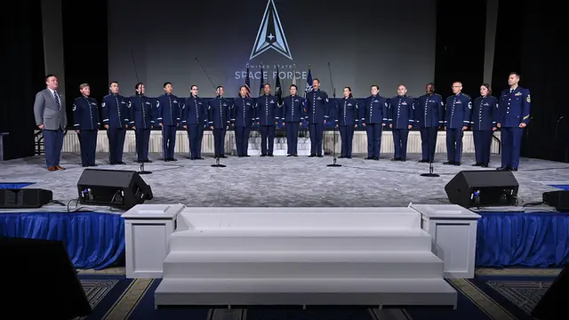 Air Force Band menyanyikan lagu resmi Angkatan Luar Angkasa AS yang baru selama the 2022 Air, Space and Cyber Conference di National Harbor, Md., 20 September 2022. (Dok. US Space Force oleh Eric Dietrich)
