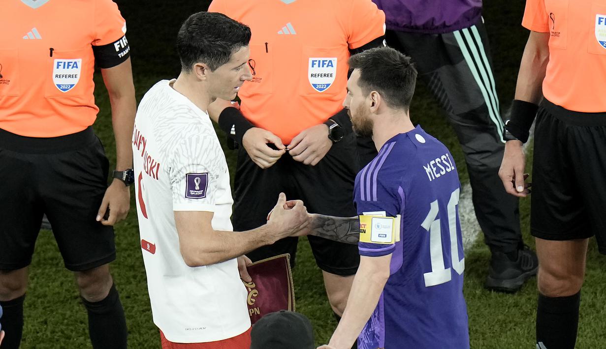 Keduanya pernah dan sedang memperkuat salah satu klub terbaik di Eropa bahkan di dunia, Barcelona. Lionel Messi total 17 tahun pernah menjadi bagian Blaugrana, sementara Robert Lewandowski baru saja bergabung pada awal musim 2022/2023. (AP/Hassan Ammar)