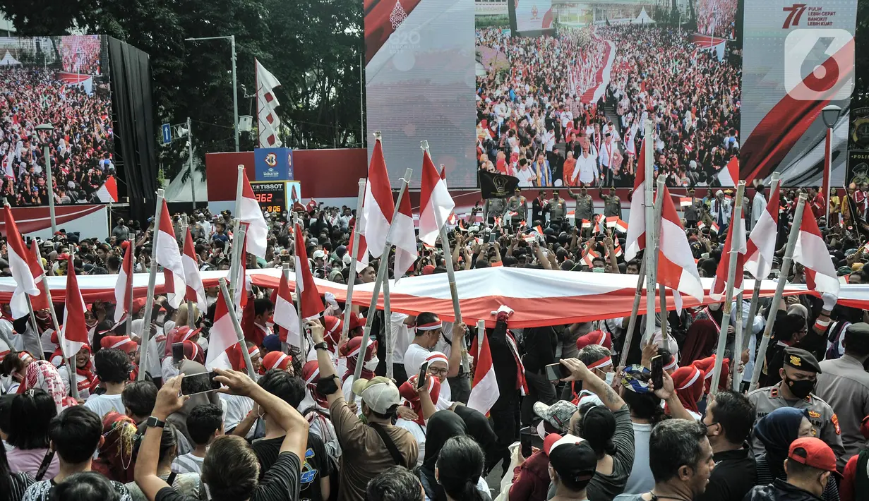 Peserta membentangkan bendera Merah Putih raksasa di kawasan Bundaran HI, Jakarta Pusat, Minggu (28/8/2022). Sebanyak 50.000 orang membentangkan bendera merah putih sepanjang 1.700 meter dari kawasan Monas hingga Bundaran HI yang merupakan rangkaian dalam memperingati Hari Kemerdekaan Indonesia dengan tema 'Pulih Lebih Cepat, Bangkit Lebih Kuat. (merdeka.com/Iqbal S Nugroho)