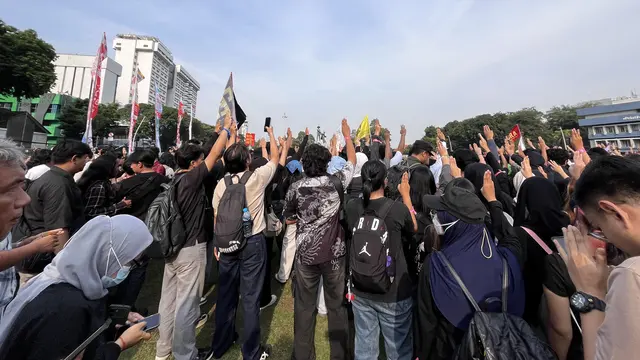 Sejumlah mahasiswa melakukan aksi di Tugu Tani, Jakarta.