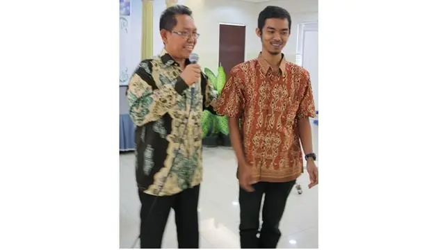 Sebelum dikenal publik, Dodit merupakan seorang guru musik yang mengajar di sebuah sekolah dasar.