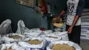 Pekerja memilah kedelai di gudang penyimpanan di Kawasan Kebayoran Lama, Jakarta, Kamis (14/1/2021). Kemendag memperkirakan harga kedelai global masih bertahan di level tinggi sampai Mei 2021 akibat ketatnya pasokan dari negara produsen dan naiknya permintaan. (Liputan6.com/Johan Tallo)