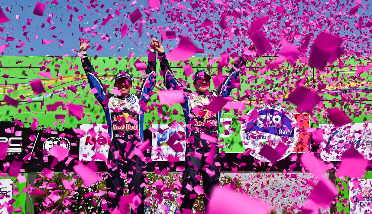 Pebalap Finlandia, Jari-Matti Latvala (kanan) dan co-driver Miikka Anttila, merayakan kemenangan dalam Reli Meksiko 2016 di Guanajuato, Meksiko, (6/3/2016). (AFP/Ronaldo Schemidt)