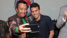Menpora, Imam Nahrawi (kiri) berfoto selfie dengan Egy Maulana Vikri di Kementrian Pemuda dan Olahraga, Jakarta, (5/1/2018). Egy Maulana memiliki peluang bermain di Eropa tahun 2018. (Bola.com/Nicklas Hanoatubun)