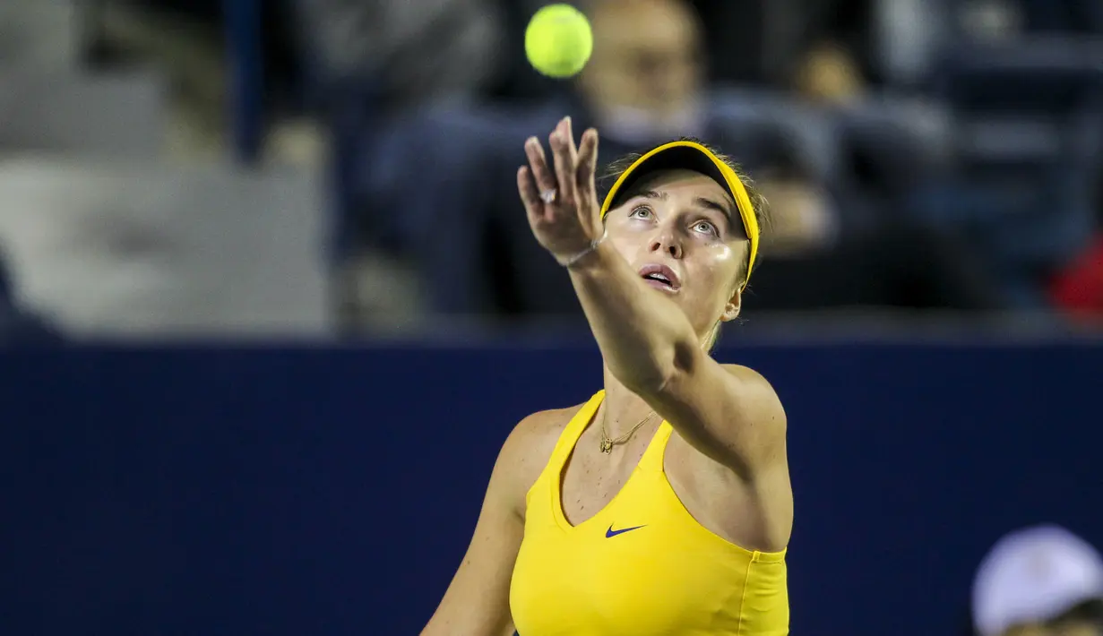 Petenis Ukraina Elina Svitolina bersiap melakukan servis bola saat melawan Anastasia Potapova dari Rusia pada turnamen WTA Monterrey di Monterrey, Meksiko, 1 Maret 2022. Elina Svitolina, unggulan utama turnamen ini, berhasil menyingkirkan Anastasia Potapova dengan skor 6-2 6-1. (AP Photo)