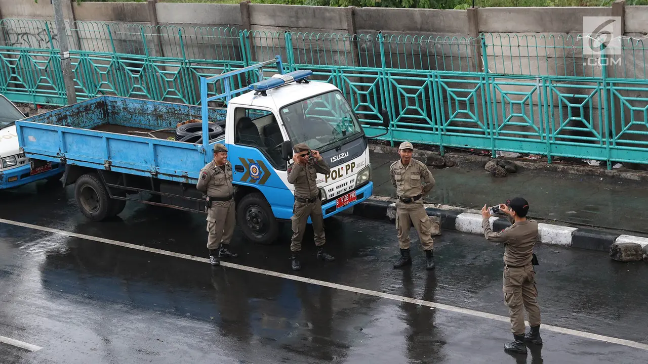 Dijaga Satpol PP, Kawasan Senen Bebas PKL