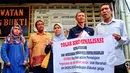 Sejumlah guru yang mendukung Retno Listyarti menolak kriminalisasi di Polda Metro Jaya, Jakarta, Selasa (10/3/2015). Retno Listyarti diperiksa terkait laporan orangtua murid SMAN 3 Jakarta. (Liputan6.com/Yoppy Renato)  