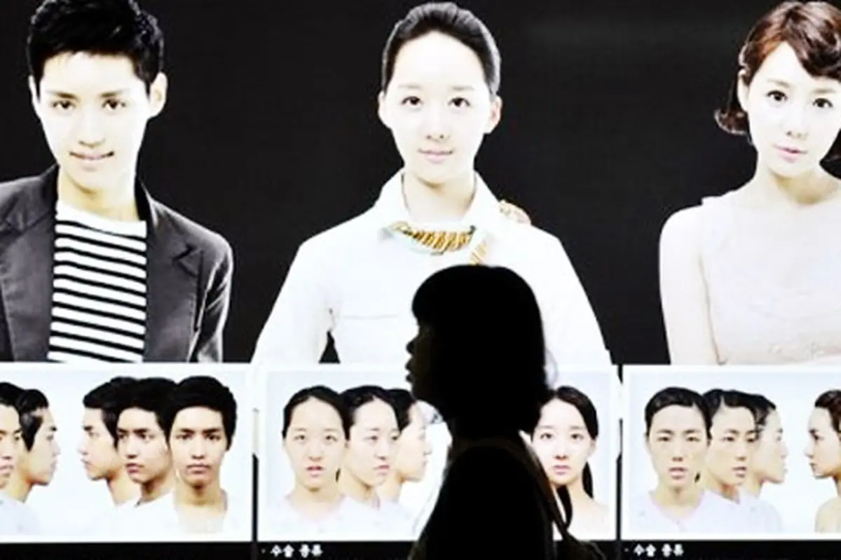 Iklan operasi plastik di tempat umum (c) rawstory