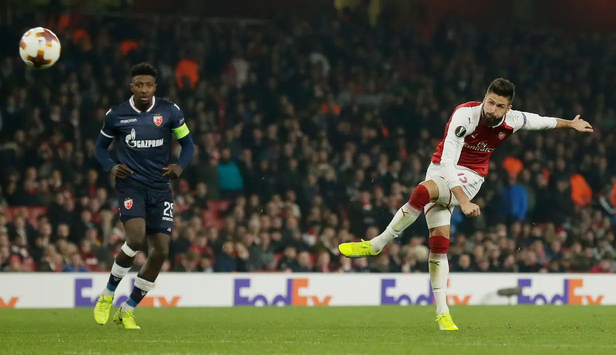 Pemain Arsenal, Olivier Giroud mencoba mencetak gol saat menjamu Red Star Belgrade pada penyisihan Grup H Liga Europa di Emirates Stadium, Jumat (3/11). The Gunners ditahan imbang tanpa gol oleh tim tamu. (AP /Tim Ireland)