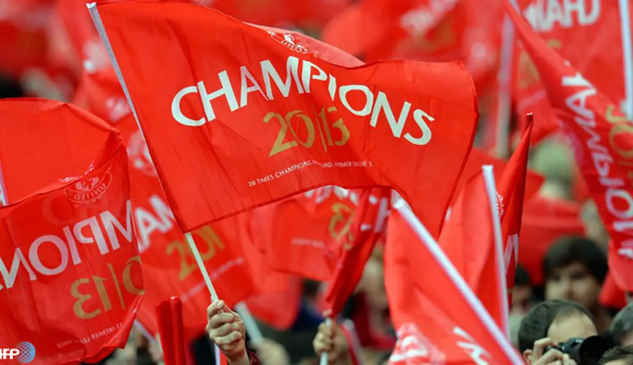 Fans Manchester United mengibarkan bendera bertuliskan Champions 2013. (AFP/Andrew Yates)