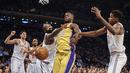 Pemain Lakers, Julius Randle (tengah) berebut bola dengan pemain New York Knicks, Kyle O'Quinn (kiri) pada lanjutan NBA basketball game di Madison Square Garden, New York, (12/12/2017). knicks menang 113-109. (AP/Andres Kudacki)