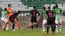 Pemain Real Betis Aissa Mandi ( kiri) mengejar bola untuk mencetak gol ke gawang Real Madrid pada pertandingan La Liga di Stadion Benito Villamarin, Seville, Spanyol, Sabtu (26/9/2020). Real Madrid mengalahkan Real Betis 3-2. (AP Photo/Angel Fernandez)