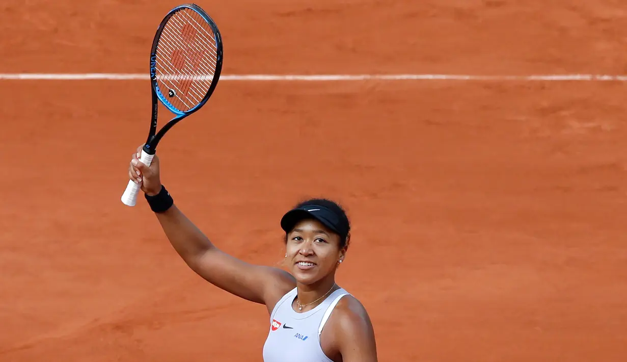 Petenis Jepang Naomi Osaka berselebrasi merayakan kemenangan pada putaran pertama turnamen tenis Prancis Terbuka usai melawan petenis Slovakia Anna Karolina Schmiedlova di stadion Roland Garros, Paris (28/5/2019). Naomi Osaka menang tiga set, 0-6, 7-6 (7-4), 6-1. (AP Photo/Christophe Ena)