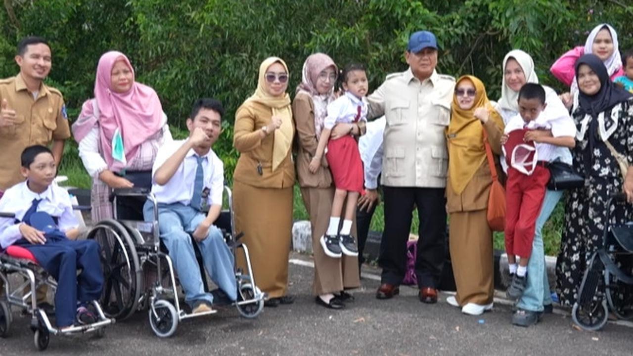 Prabowo foto bareng anak disabilitas di Babel