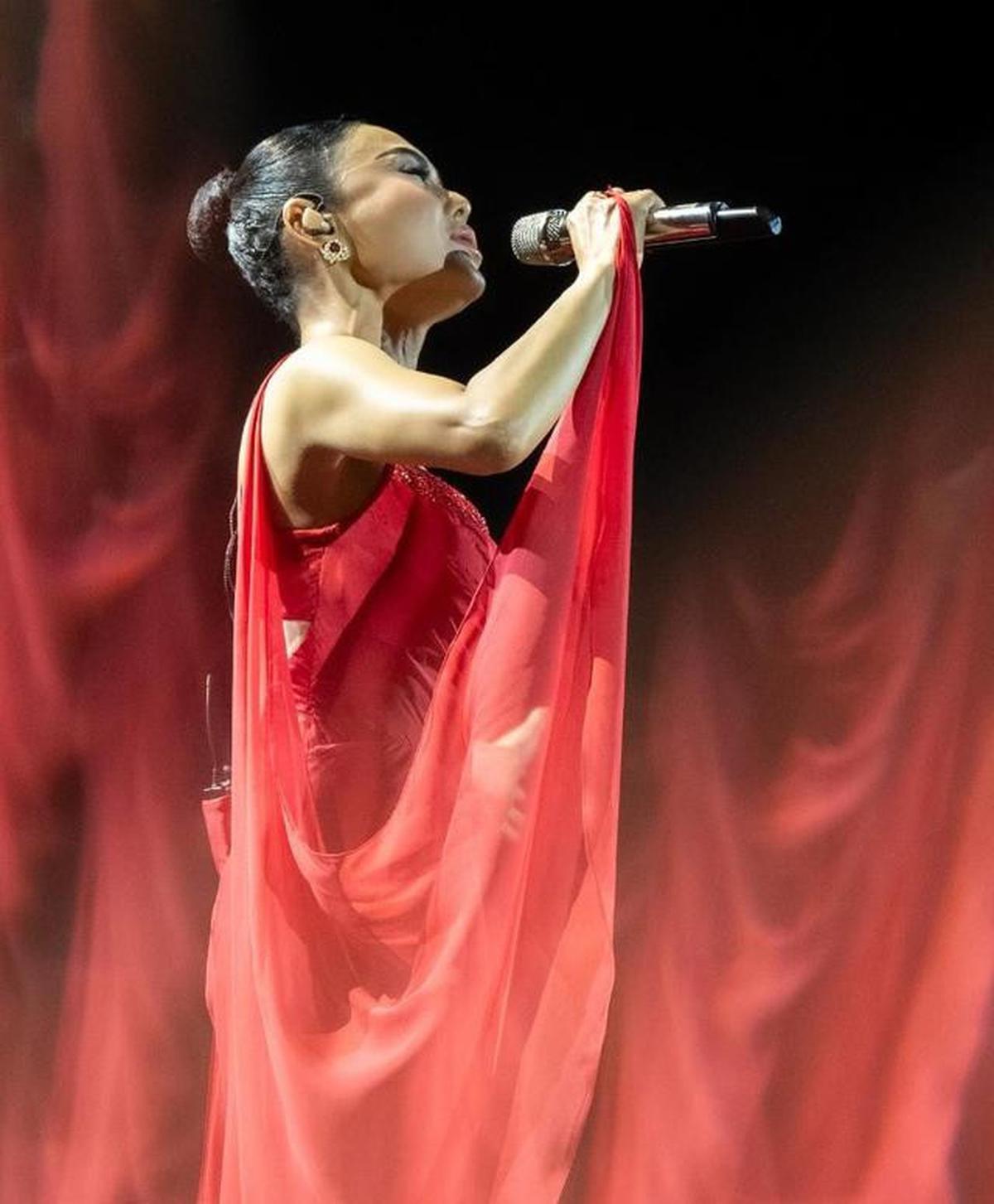 Pesona Yuni Shara Pakai Dress Merah Panjang saat Konser Tunggal Perdana di Istora Senayan