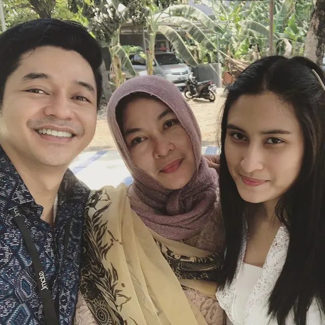 6 Potret Kebersamaan Angbeen Rishi dan Mama Mertua, Penuh Kehangatan
