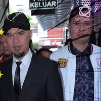 Hadiri sidang kasus ujaran kebencian, Penampilan Ahmad Dhani jadi Sorotan.