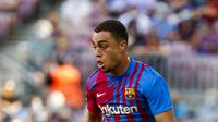 Bek Barcelona, Sergino Dest membawa bola saat melawan Levante pada pertandingan La Liga Spanyol di Levante di stadion Camp Nou, Spanyol, Minggu (26/9/2021). Barcelona menang telak atas Levante 3-0. (AP Photo/Joan Monfort)