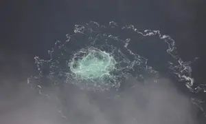 Kebocoran pada jaringan pipa gas Nord Stream 2 terlihat di Laut Baltik dalam foto yang dirilis Penjaga Pantai Swedia pada 28 September 2022. (Dok. Penjaga Pantai Swedia/AP)