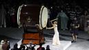Seorang penampil memainkan genderang tradisional Jepang yaitu Taiko saat upacara penutupan Olimpiade Tokyo 2020 di Stadion Olimpiade, Tokyo, Jepang, Minggu (8/8/2021). Olimpiade Tokyo 2020 resmi ditutup. (AP Photo/Vincent Thian)