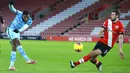 Pemain Liverpool Georginio Wijnaldum (kiri) melakukan tembakan ke gawang saat pemain Southampton Jack Stephens berusaha membloknya pada pertandingan Liga Inggris di St Mary's Stadium, Southampton, Inggris, Senin (4/1/2021). Southampton menang 1-0 atas Liverpool. (AP Photo/Adam Davy,Pool)